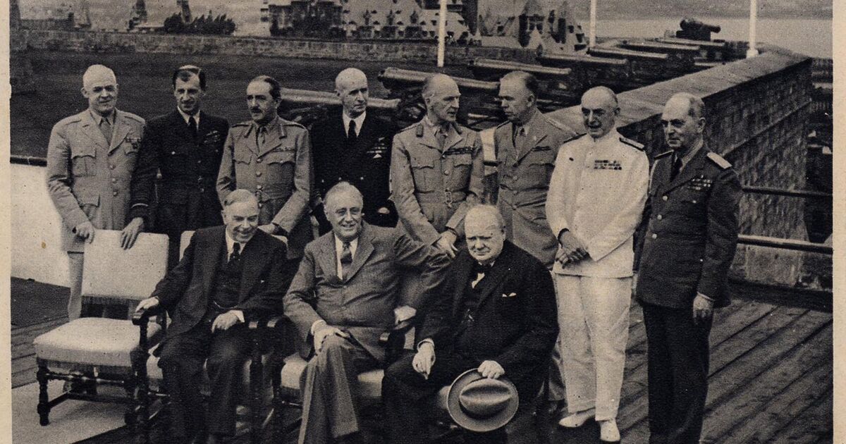 Salt Research: The Quebec Conference, where vital war decisions have been taken, President Roosevelt, Mr. Churchill and Mr. Mackenzie King, with their military advisers. On the terrace of the citadel. In the
