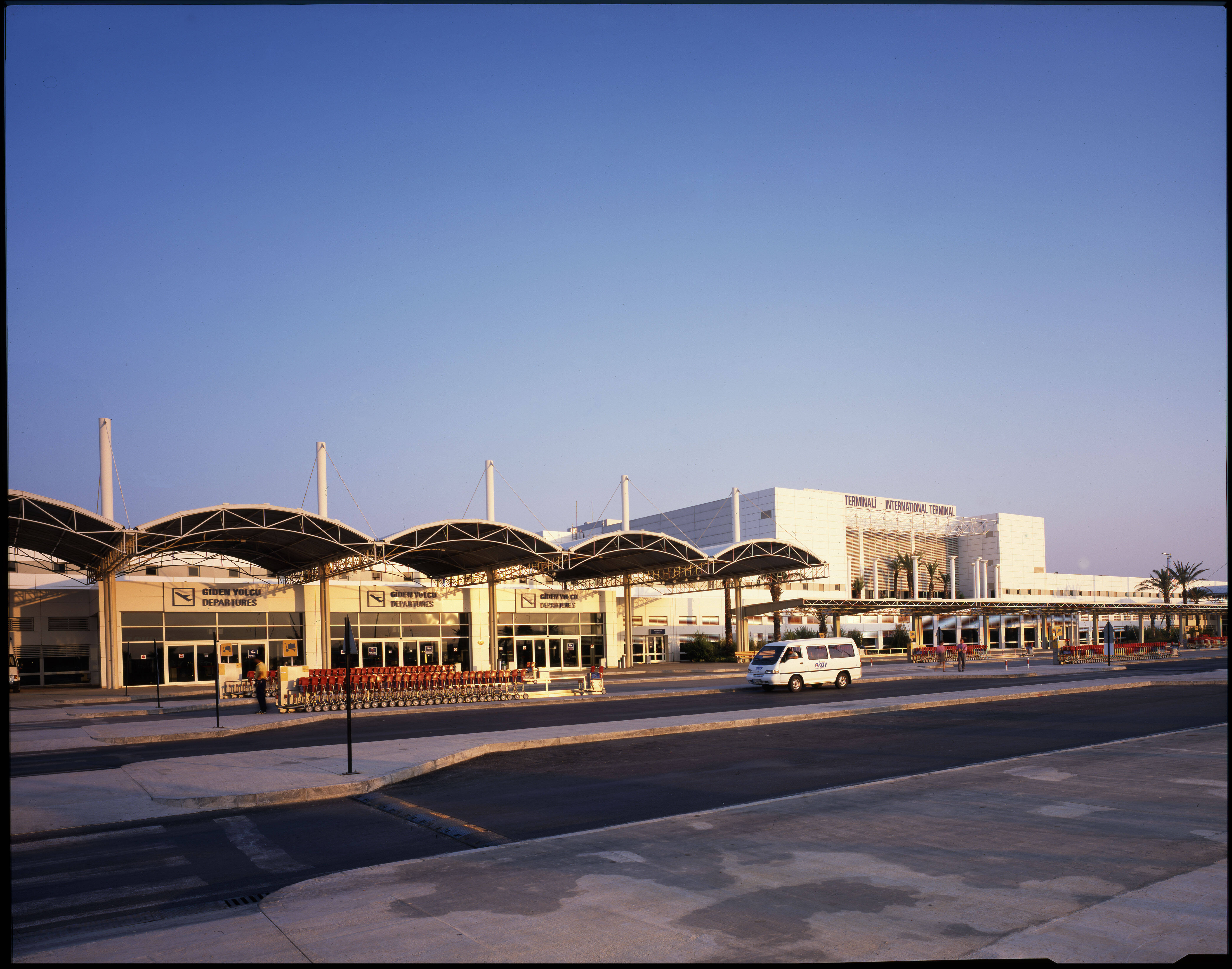 Antalya 1. Аэропорт Анталии терминал 1. Турция аэропорт Анталия терминал 1. Аэропорт Хавалимани Анталия. Турция аэропорт Анталия 1 и 2 терминал.