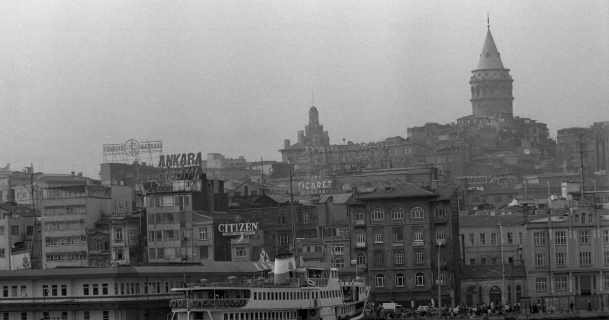 Salt Research: Karaköy Vapur İskelesi'nin denizden görünümü - A view of ...